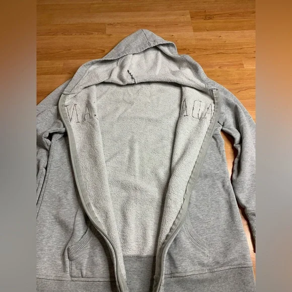 Old Navy Heather Grey CANADA Graphic Zip-Up Hoodie - Size Medium - Picture 3 of 8